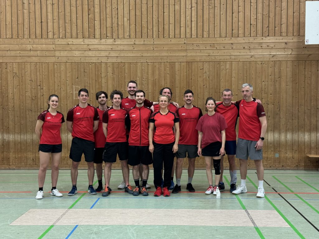 Spieler/innen der ersten und zweiten Mannschaft am letzten Spieltag der Saison 2025/206