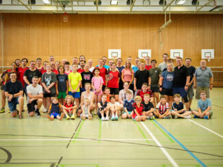 Gruppenfoto der Teilnehmerinnen und Teilnehmer sowie der Helfer des Familienturniers 2026