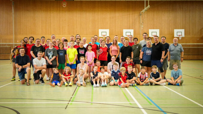 Gruppenfoto der Teilnehmerinnen und Teilnehmer sowie der Helfer des Familienturniers 2026
